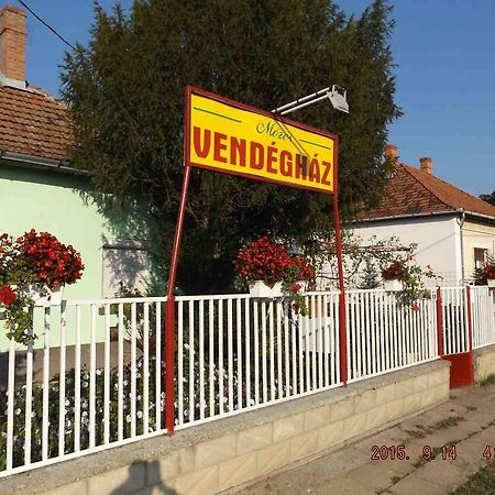 Opusztaszeri Mozes Vendeghaz Otel Dış mekan fotoğraf