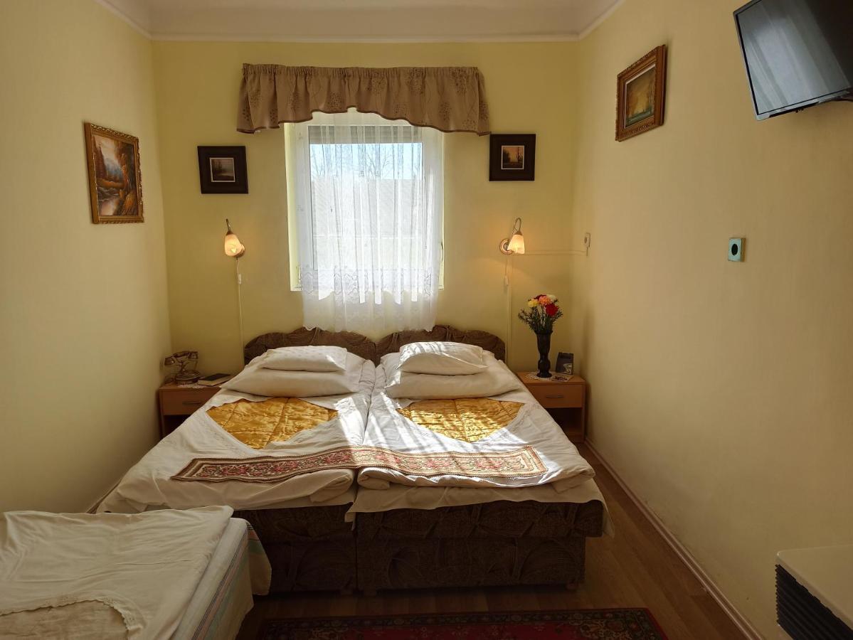 Opusztaszeri Mozes Vendeghaz Otel Dış mekan fotoğraf