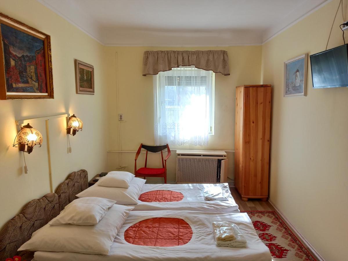 Opusztaszeri Mozes Vendeghaz Otel Dış mekan fotoğraf