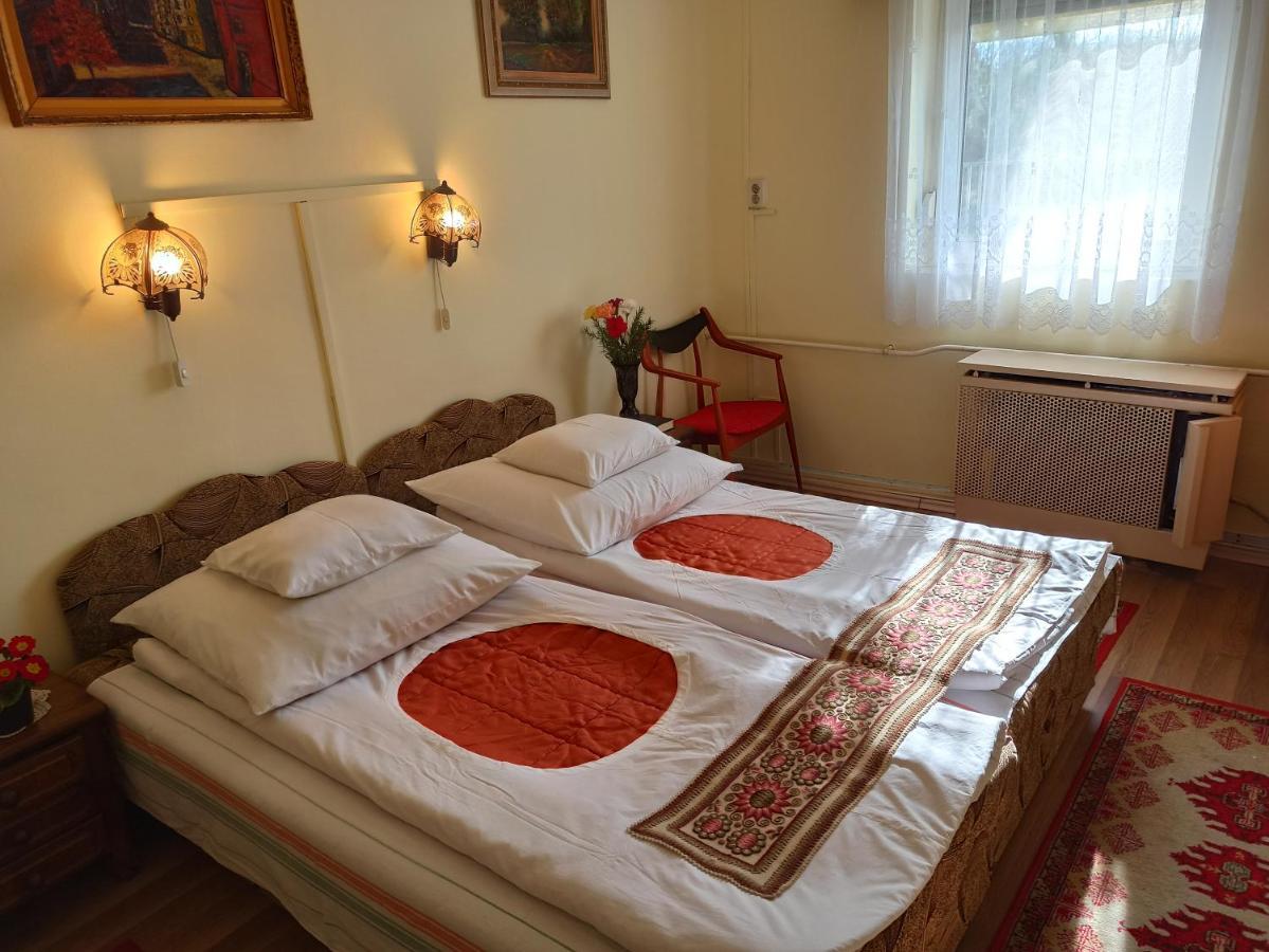 Opusztaszeri Mozes Vendeghaz Otel Dış mekan fotoğraf