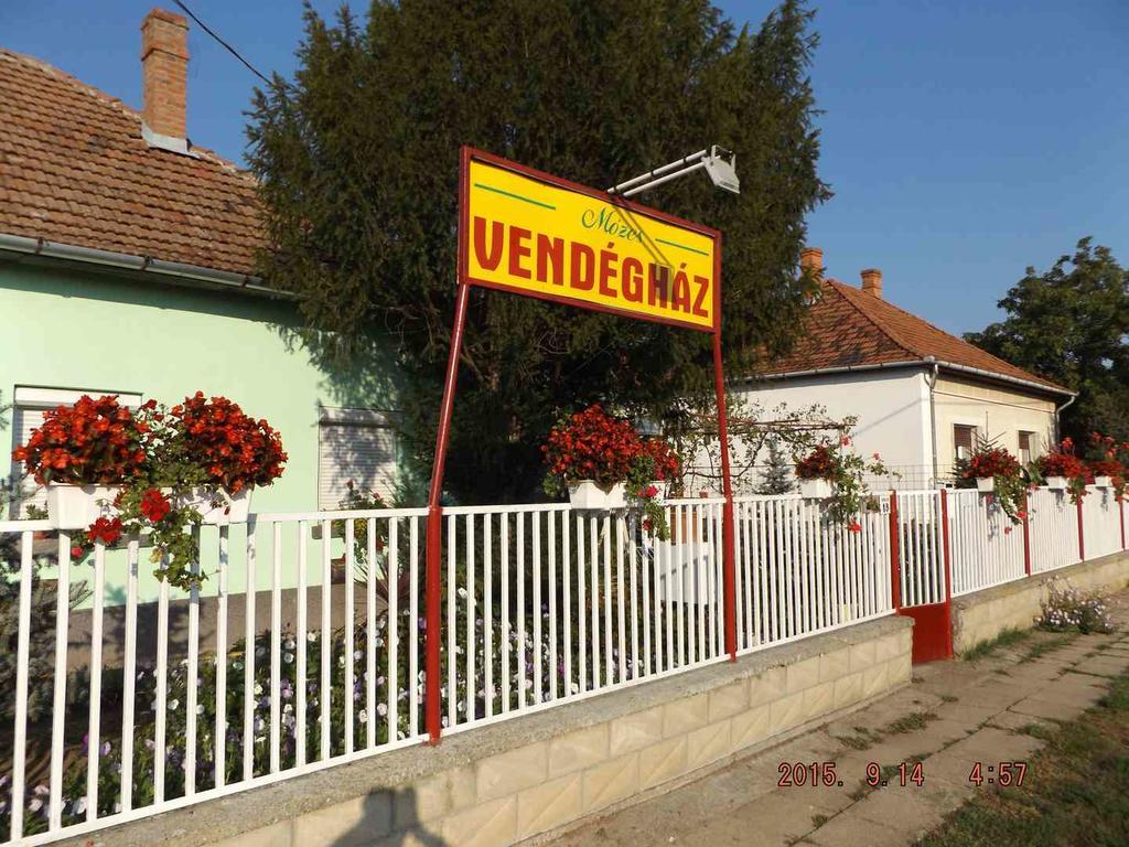 Opusztaszeri Mozes Vendeghaz Otel Dış mekan fotoğraf