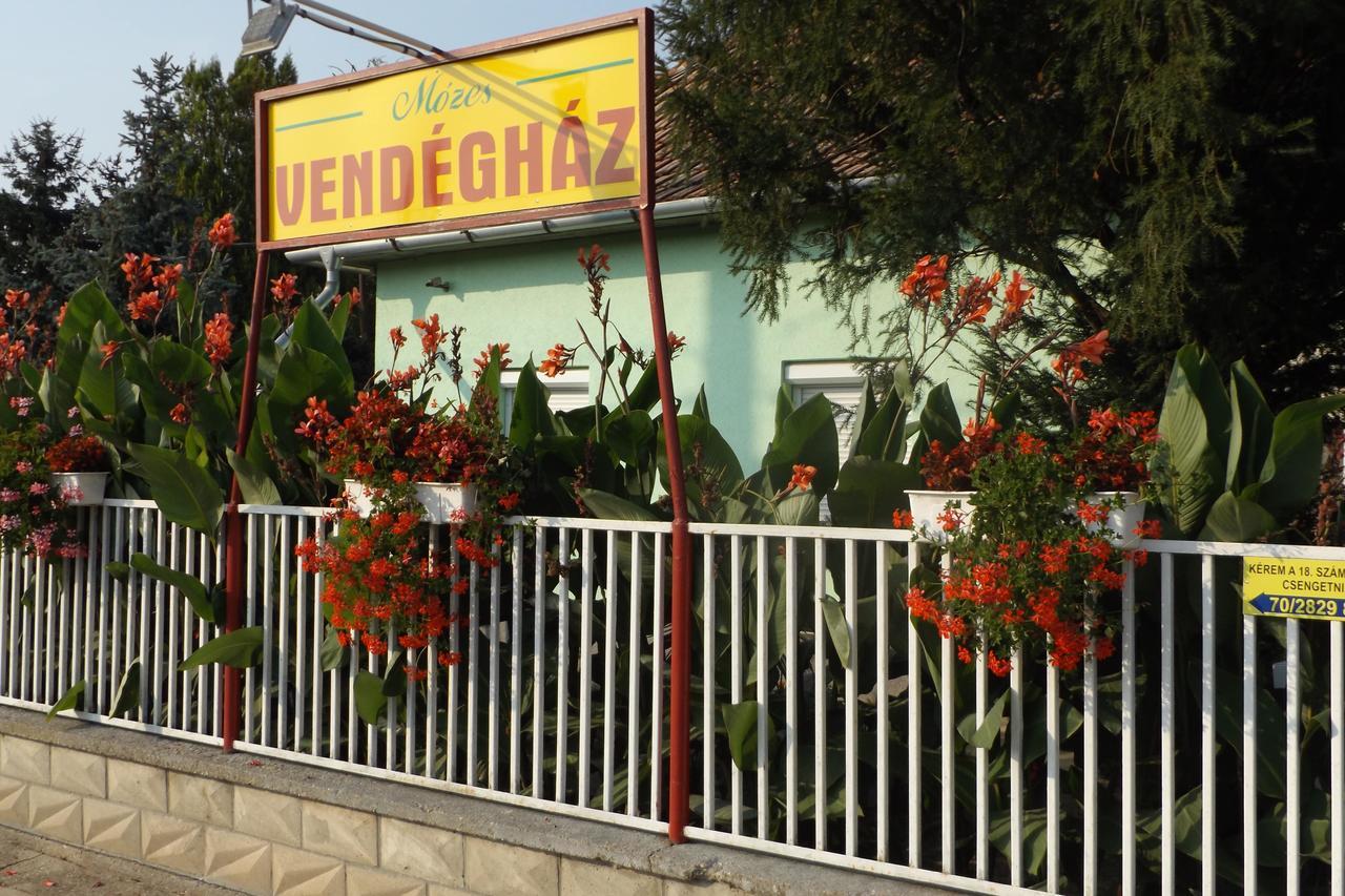 Opusztaszeri Mozes Vendeghaz Otel Dış mekan fotoğraf